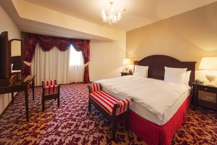 Room 10 of 90