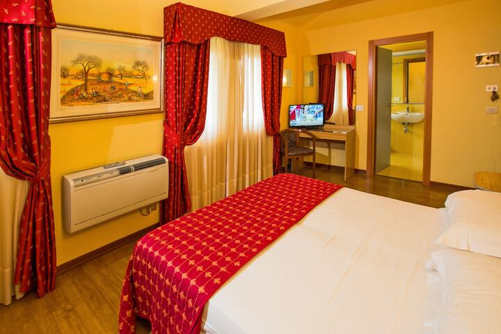 Room 16 of 38