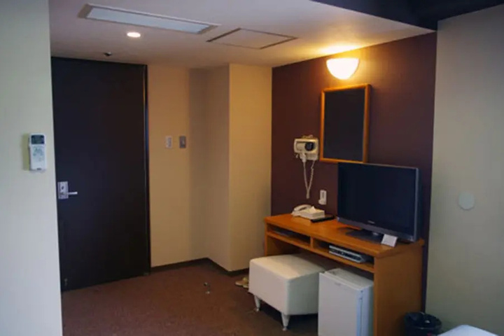 Room 8 of 10