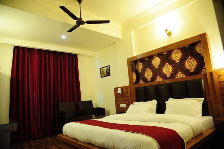 Room 12 of 76
