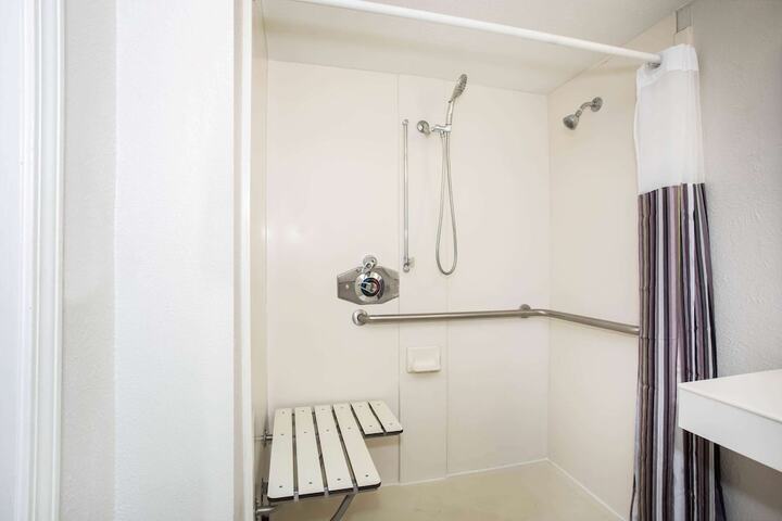 2 Double Beds Mobility Hearing Accessible Room Roll in Shower (3 of 16)