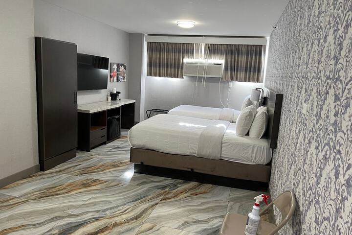 1 King Bed (3 of 4)