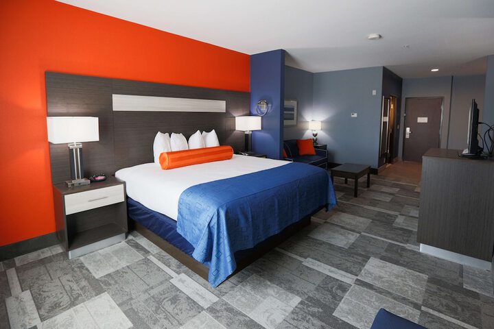 1 King Bed Pillowtop Bed 40 Inch LCD TV, Microwave and Refrigerator Full Breakfast (13 of 18)