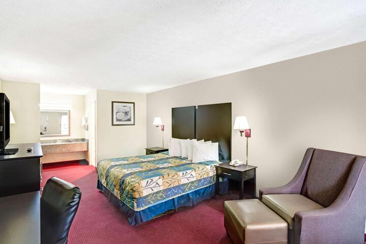 2 Queen Beds (15 of 16)