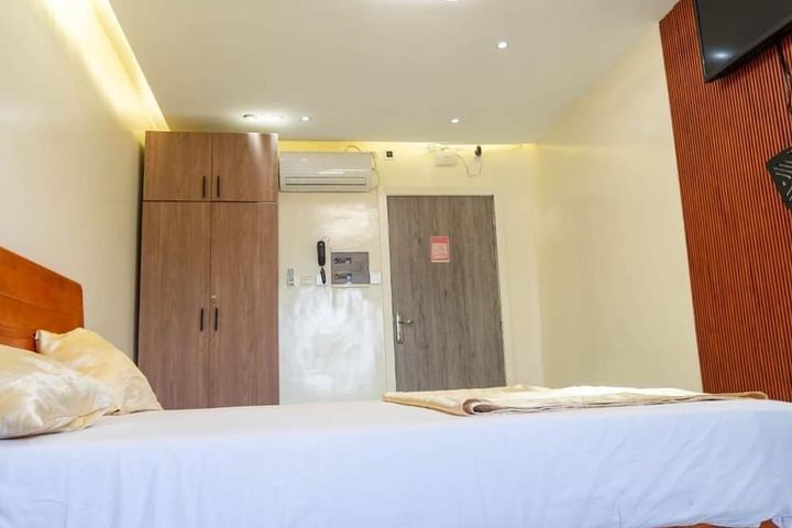 Room 10 of 34