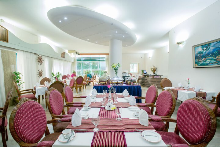 Dining 30 of 46