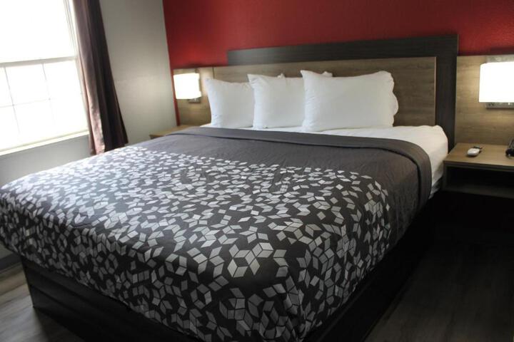 1 King Bed (3 of 17)