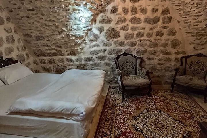 Room 27 of 71