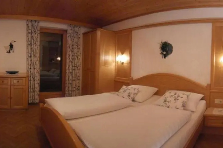 Room 4 of 10