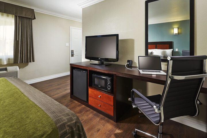 1 King Bed (2 of 4)