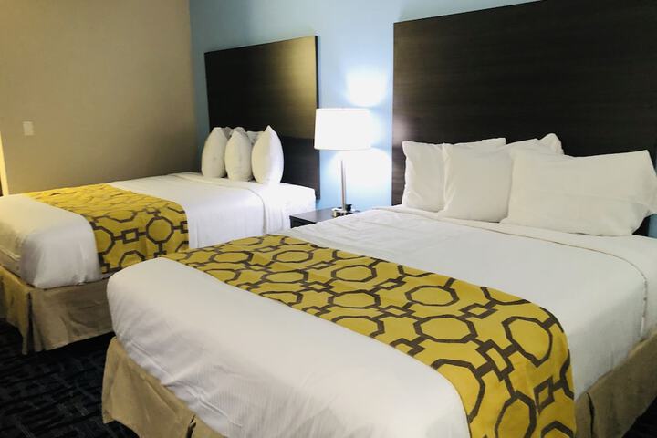 2 Queen Beds (5 of 7)
