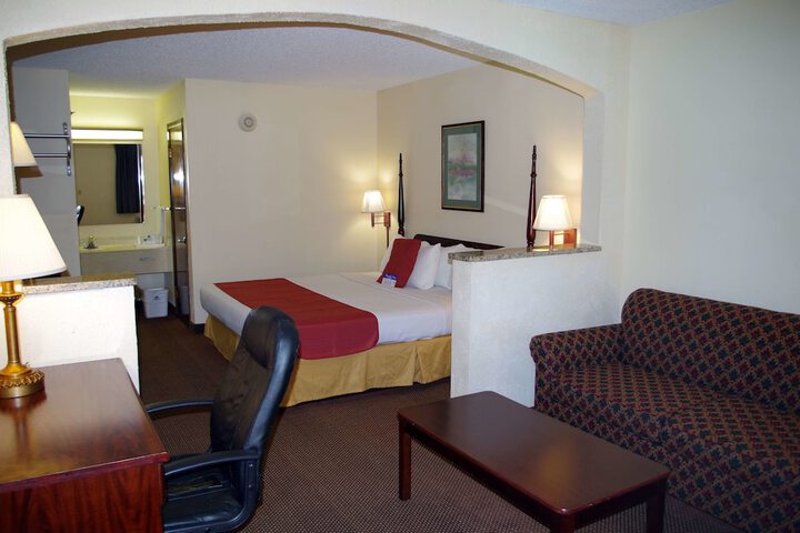 1 King Bed (2 of 7)