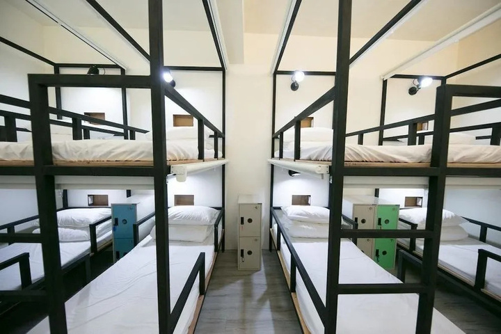 Room 7 of 12