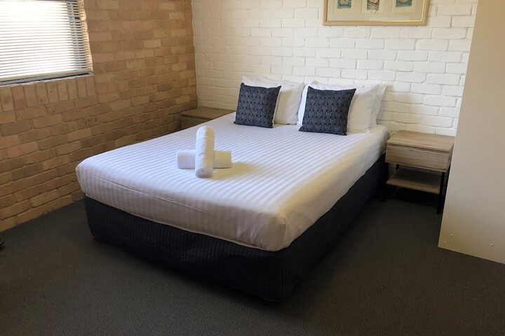 Room 4 of 32