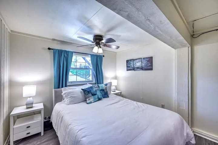 Room 5 of 16