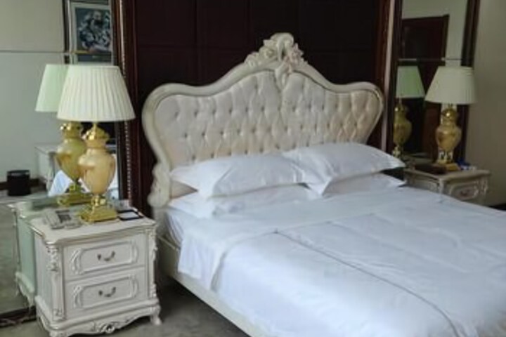 Room 6 of 8