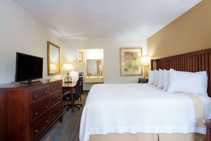 1 King Bed (11 of 16)