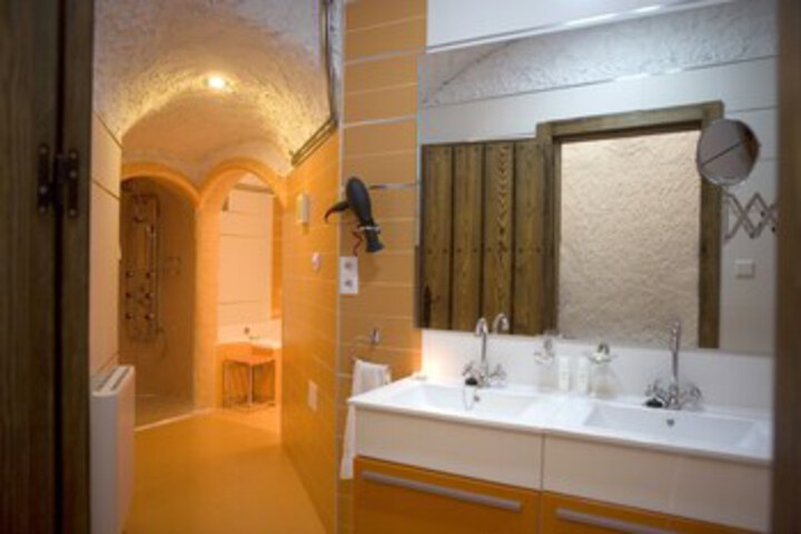 Room 6 of 27