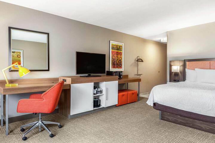 1 King Bed Study with Sofa Bed (6 of 8)