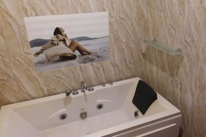 Hot Tub 15 of 33