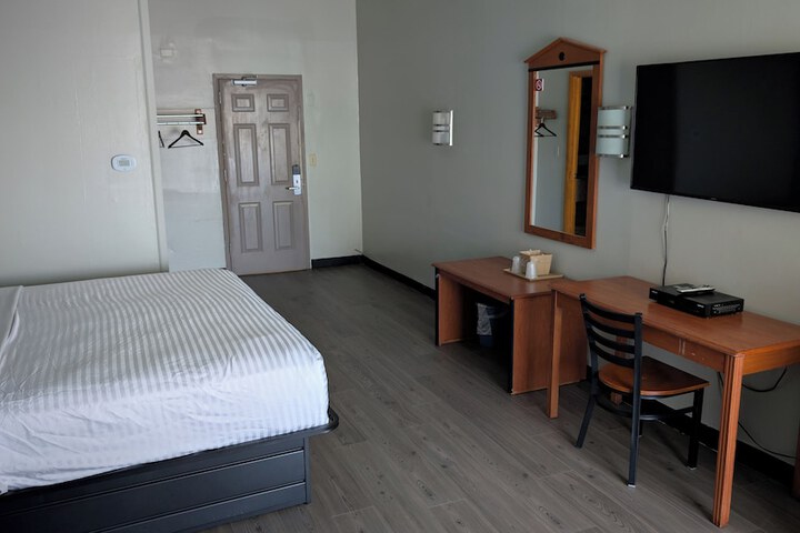 1 King Bed (11 of 11)
