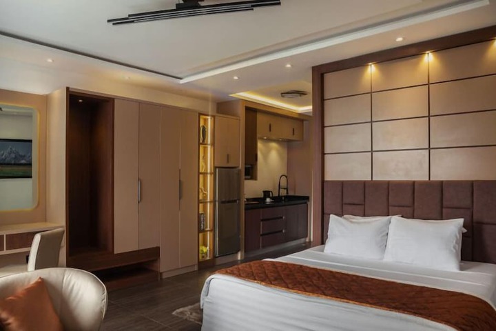 Room 7 of 9
