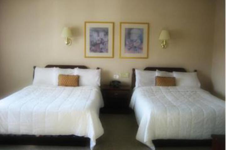 2 Queen Beds (7 of 13)