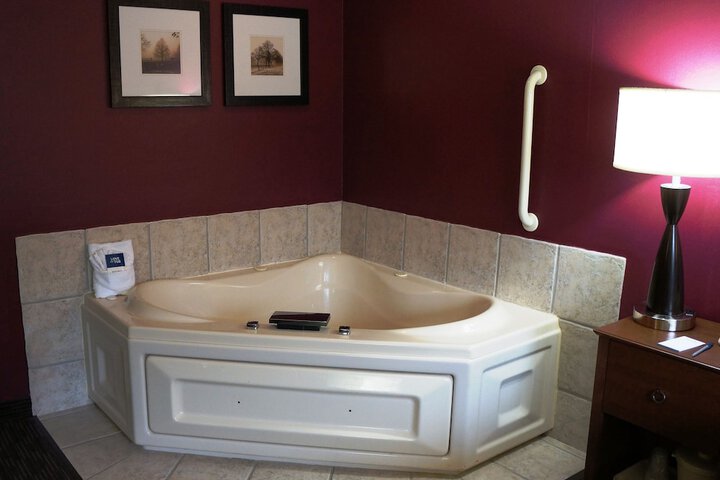 Deep soaking bathtub