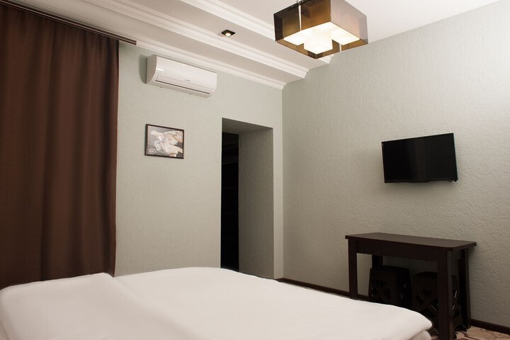 Room 6 of 17