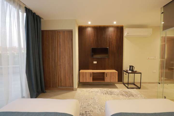 Room 5 of 126