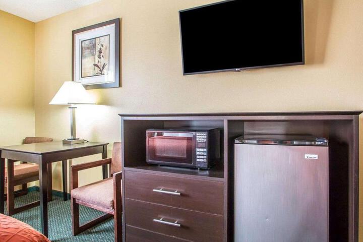 1 Queen Bed (1 of 11)