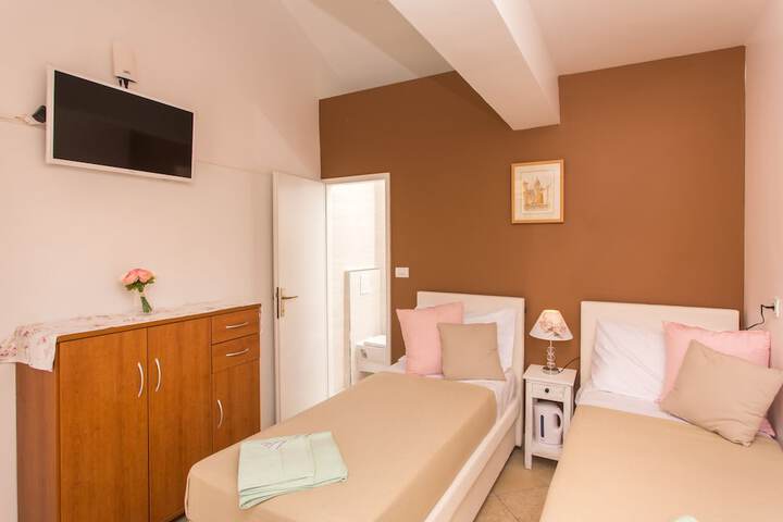 Room 30 of 64