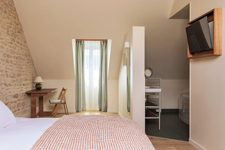 Room 15 of 46