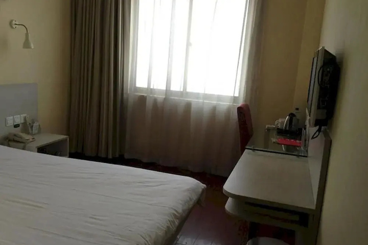 Room 4 of 9