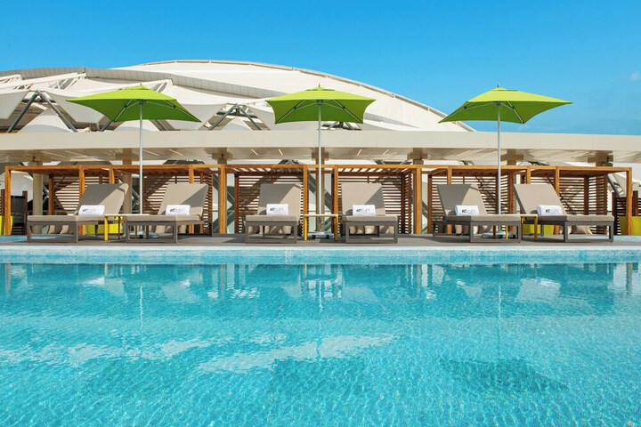 Hotel Pool