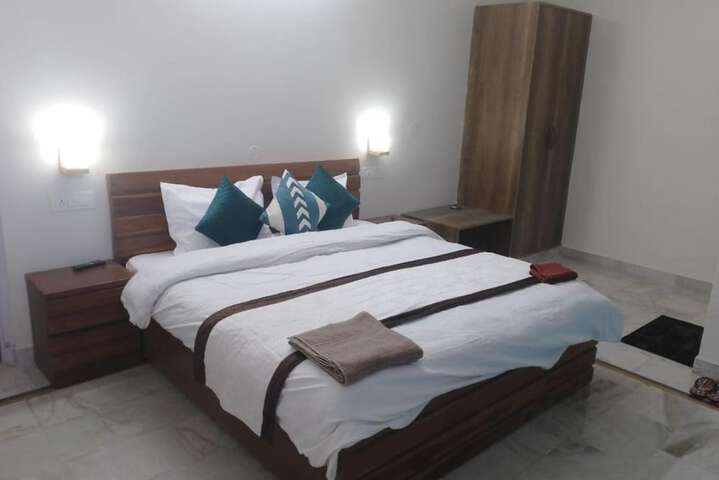 Room 4 of 15