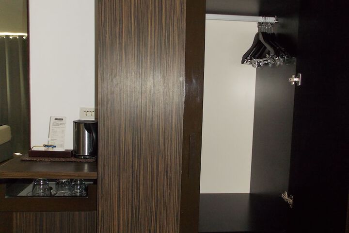 Room 8 of 25