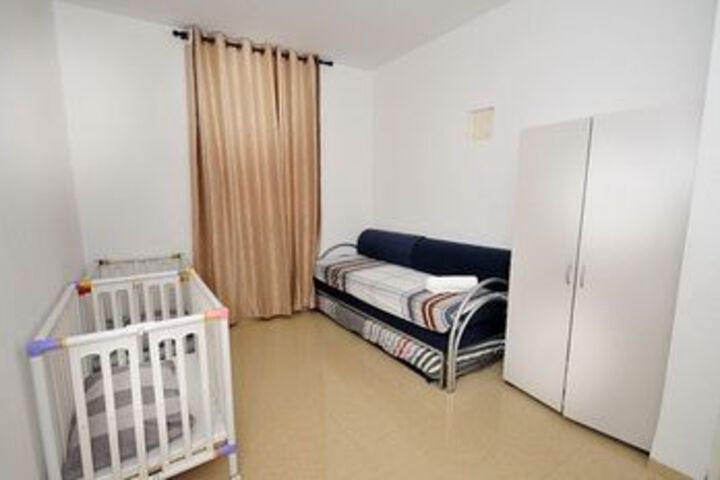 Room 13 of 32