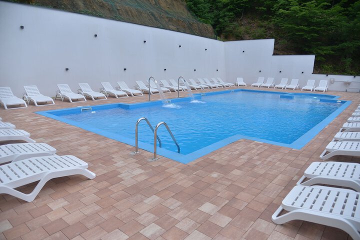 Pool 24 of 32