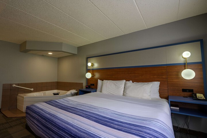 1 King Bed (3 of 13)