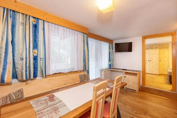 Room 2 of 8
