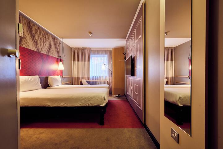 Room 10 of 30
