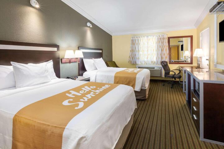 2 Double Beds (7 of 7)