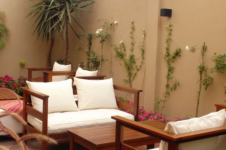 Lobby lounge