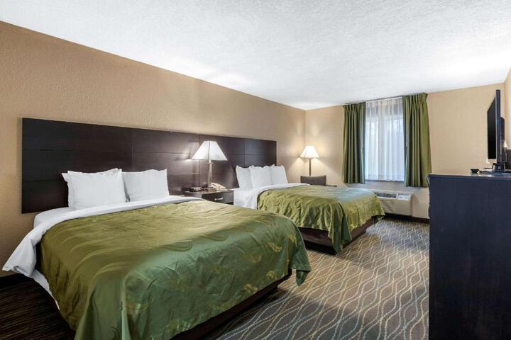 1 Queen Bed (18 of 18)