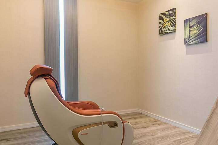 Room 93 of 216