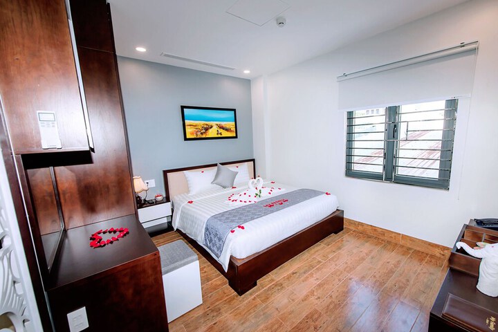 Room 8 of 16
