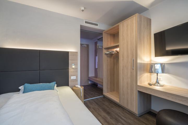 Room 16 of 107