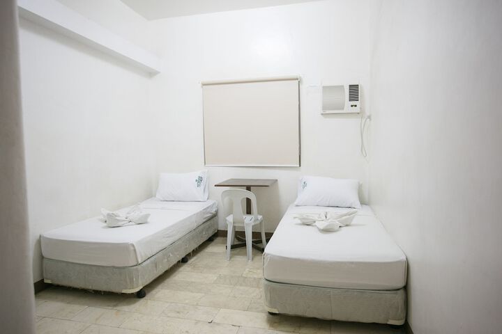 Room 10 of 33