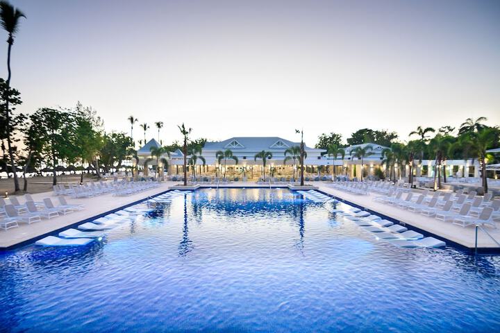 Swim-up bar